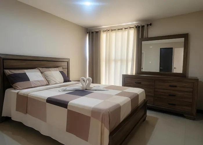2 Bed-Sleeps 5-Private Garden-Free Parking